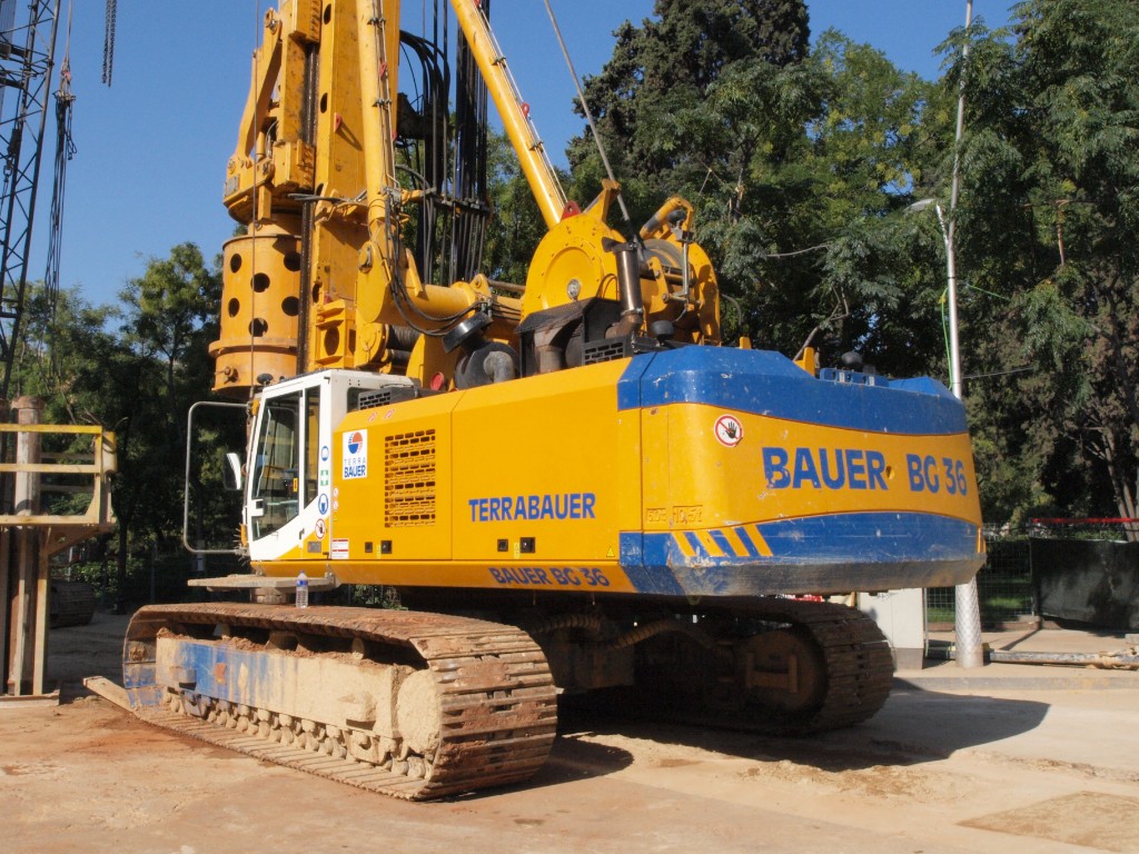 Тяжёлая буровая установка Bauer BG-36 на свайной площадке